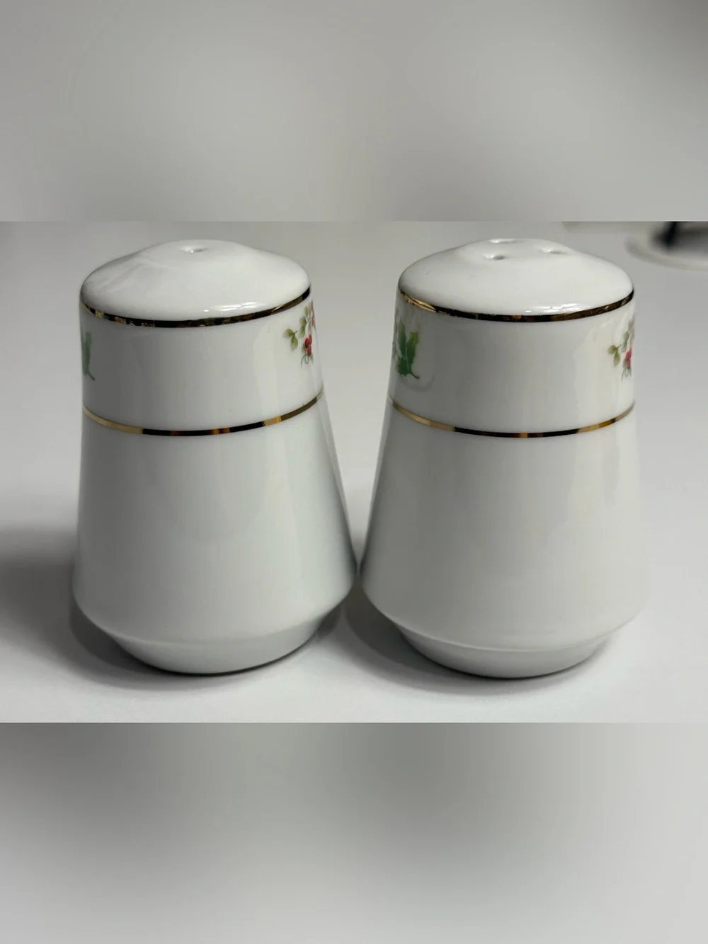 N/A shakers trim red